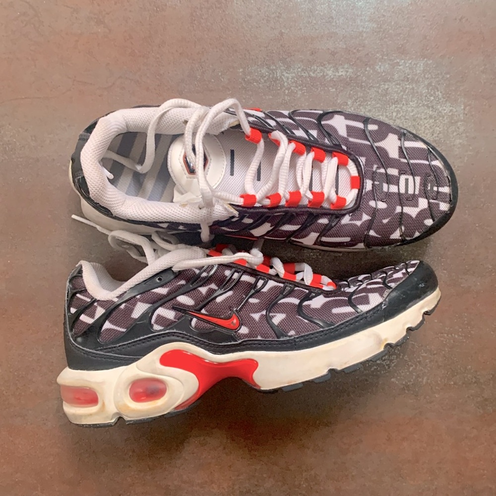 NIKE-AIR MAX PLUS SE GS - AT6143 100 - White / Crimson - Black - 6Y